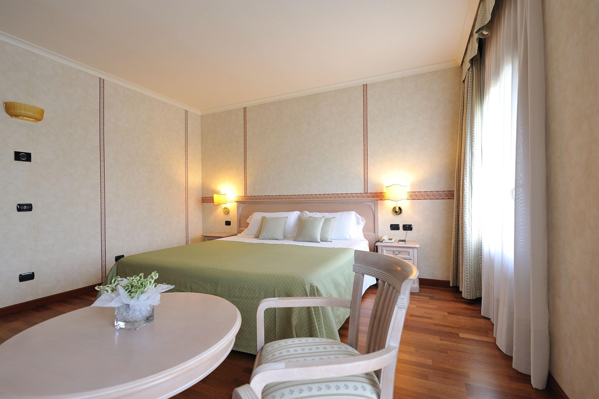 Roxy Plaza Hotel