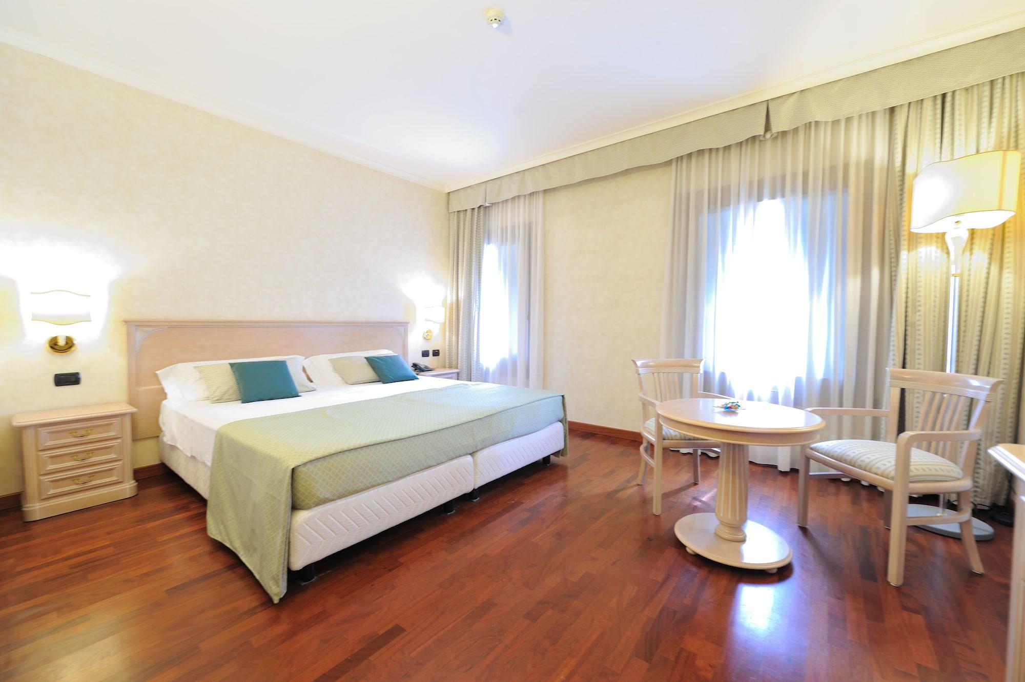Roxy Plaza 4*