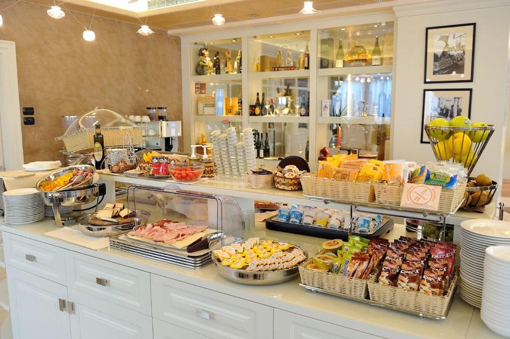 Roxy Plaza Hotel 4*