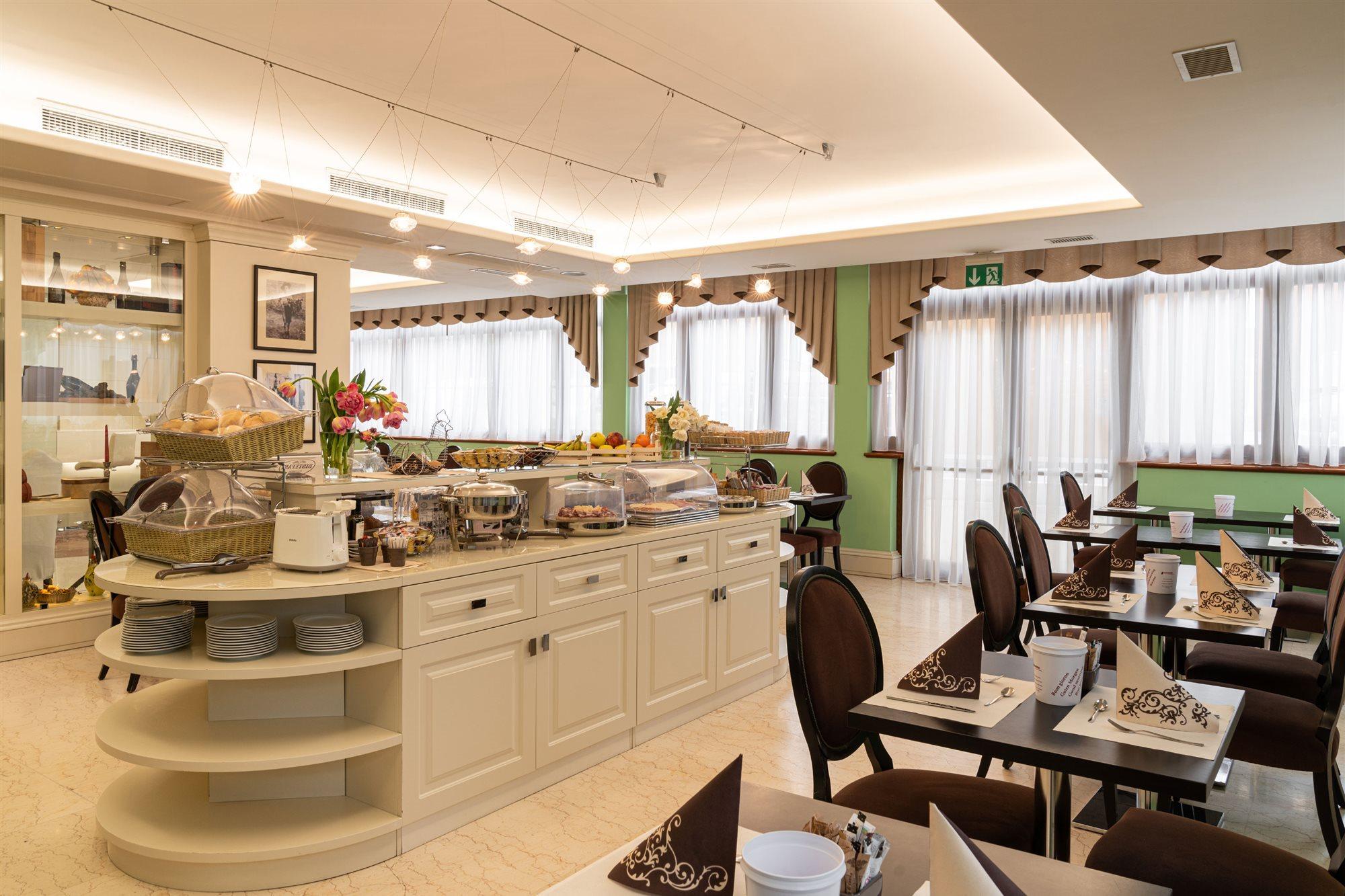 Roxy Plaza Hotel 4*