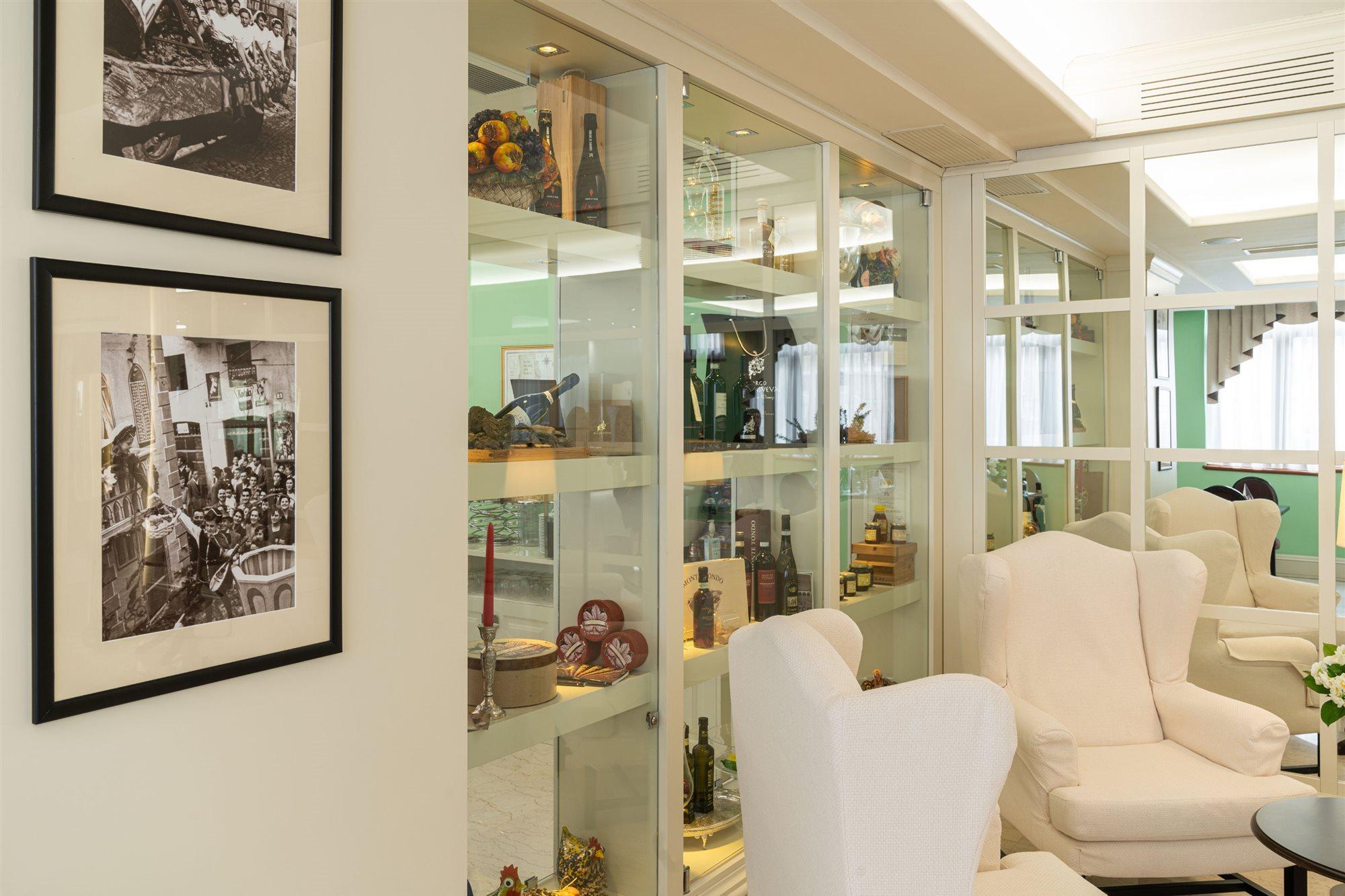 Roxy Plaza Hotel 4*