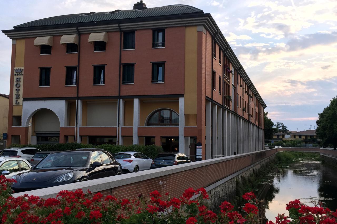 Roxy Plaza Hotel 4*