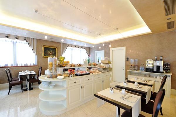 Roxy Plaza Hotel 4*