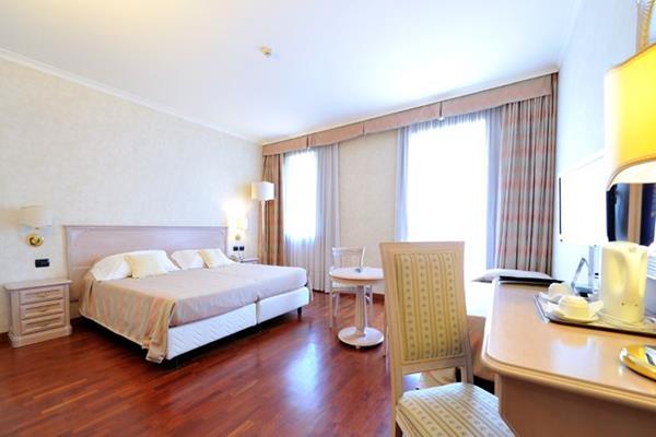 Roxy Plaza Hotel 4*