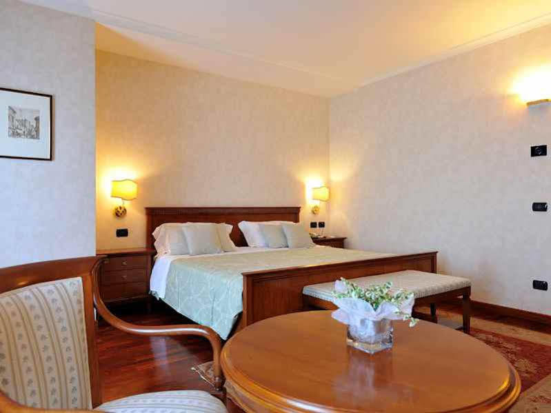 Roxy Plaza Hotel 4*