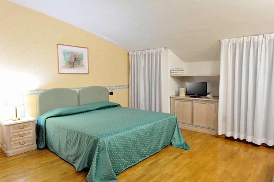 Roxy Plaza Hotel