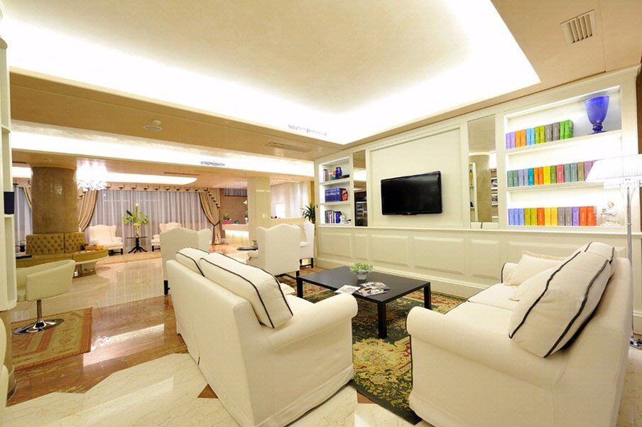 Roxy Plaza Hotel 4*